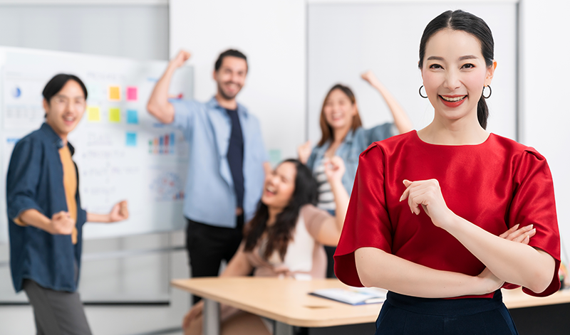 smart-asian-startup-small-entrepreneur-standing-confident-portrait-with-friends-partner-casual-meeting-brainstorm-with-white-board-business-financce-paper-chart-anslysis-office-background-(4)